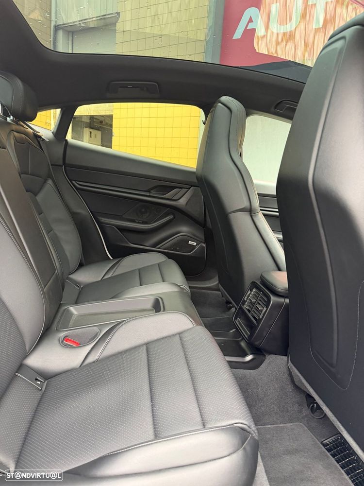 Porsche Taycan 4S - 32