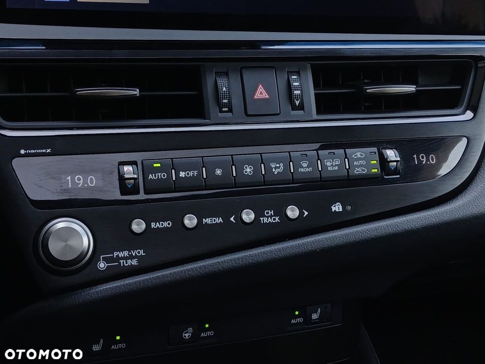Lexus ES 300h Business Edition - 23
