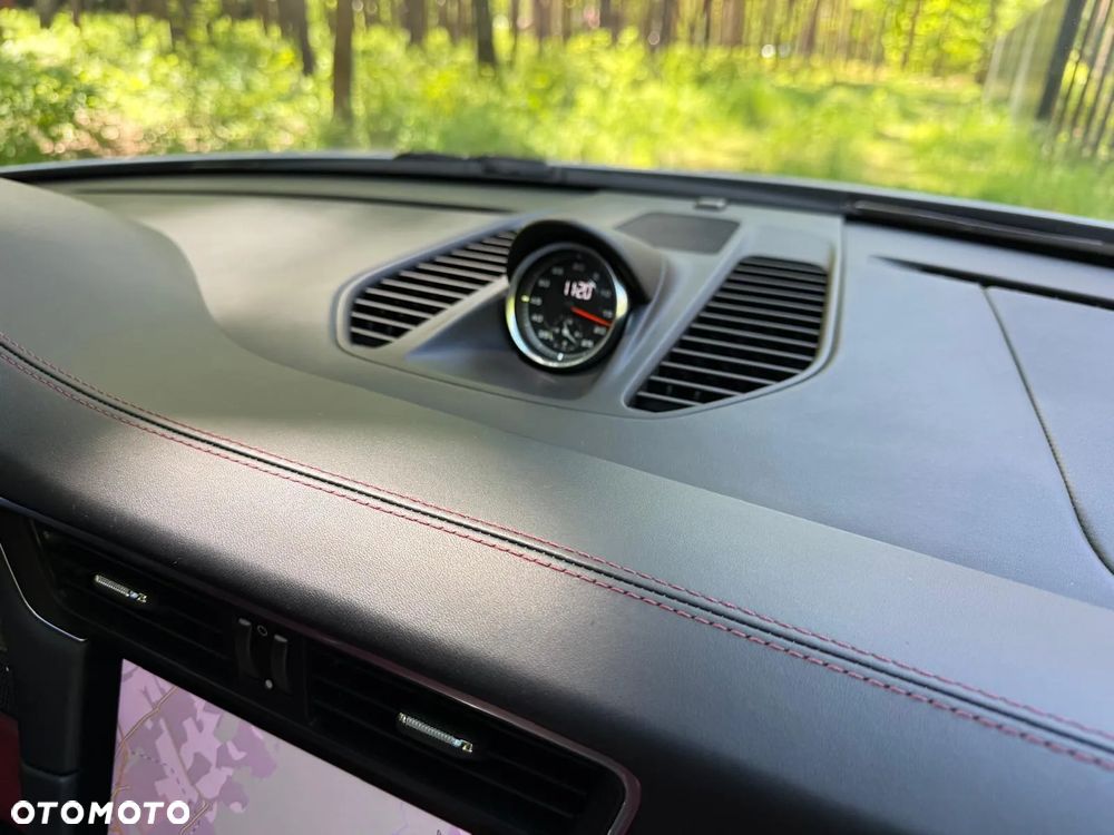 Porsche 911 Carrera 4 GTS PDK - 32