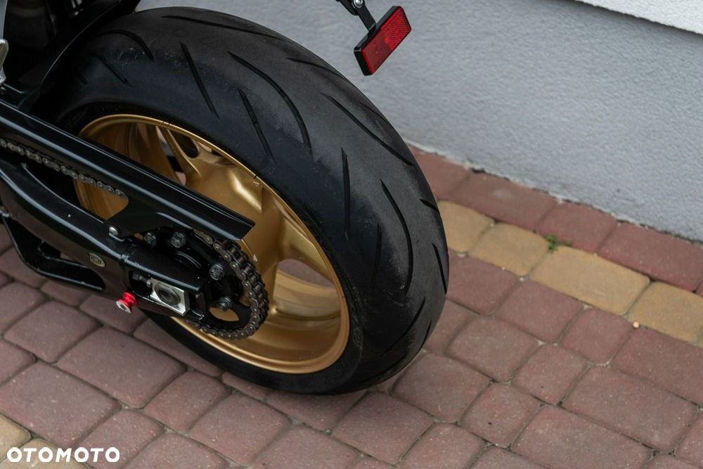 Yamaha R1 - 9