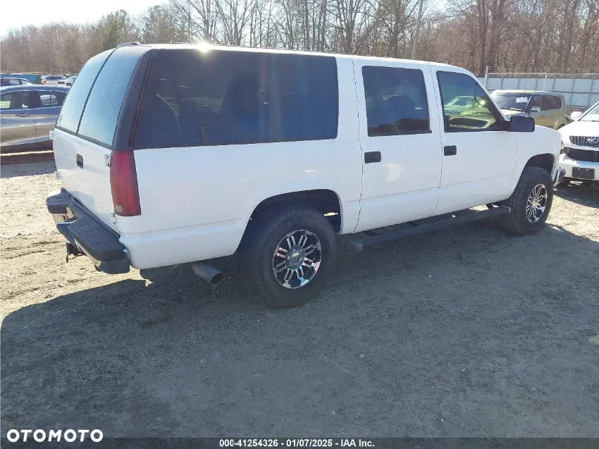 Chevrolet Suburban - 23