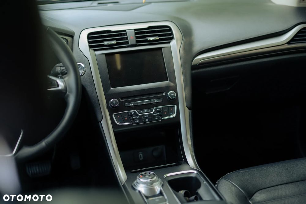 Ford Fusion 2.0 EcoBoost Titanium - 25