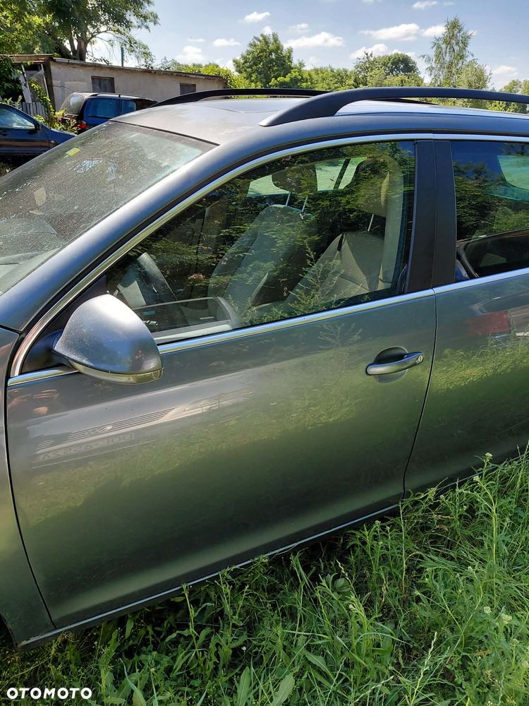 części VW VOLKSWAGEN GOLF V kombi 1.9 TDI 105KM 2008r DRZWI PRZÓD prawe lewe TYŁ prawe lewe LA6R - 1
