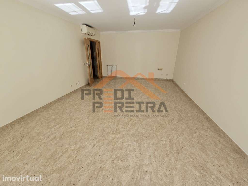 Situado na Urbanização Colinas do Cruzeiro, apartamento T3 com box ... - Grande imagem: 3/30