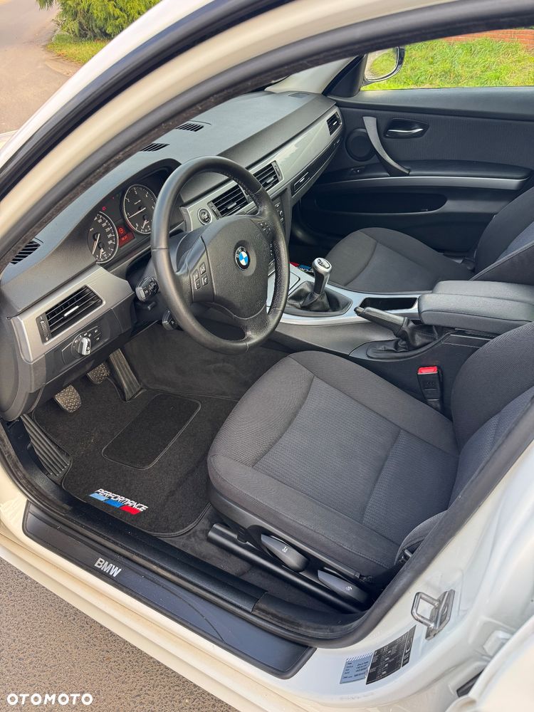 BMW Seria 3 318d DPF Touring - 13