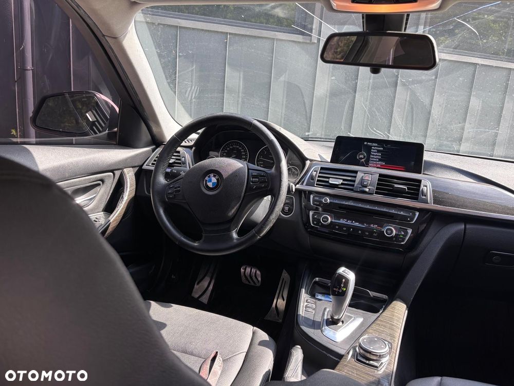 BMW Seria 3 320i xDrive - 9