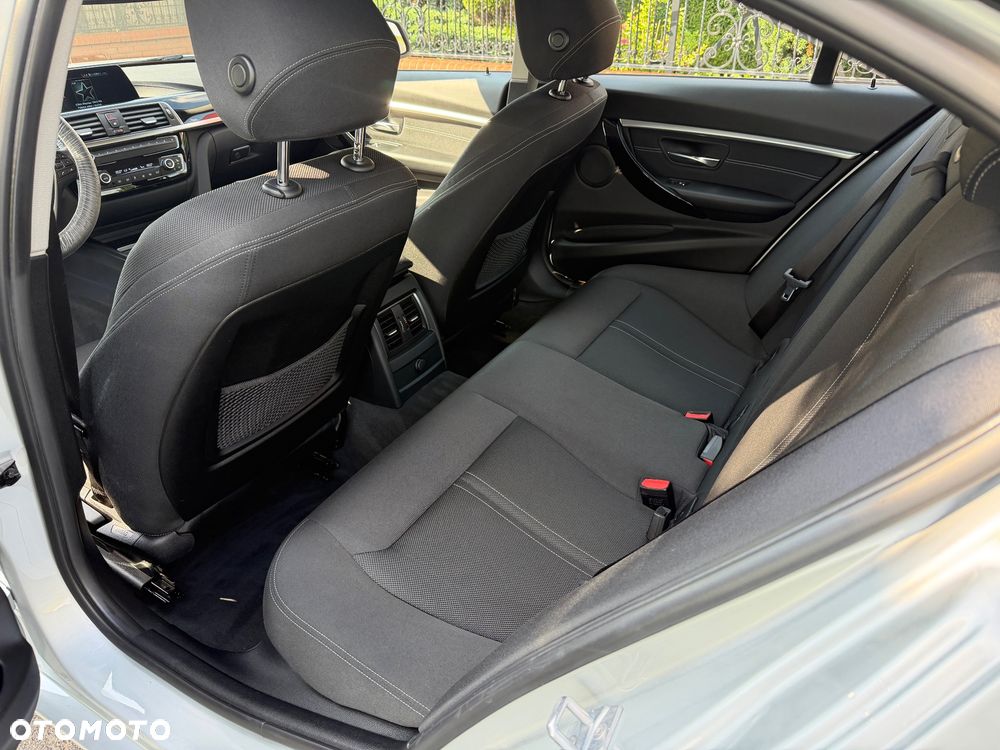 BMW Seria 3 318d Sport Line - 22