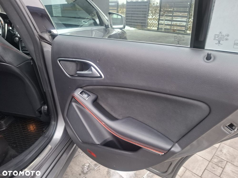 Mercedes-Benz CLA 180 7G-DCT Orange Art Edition - 12