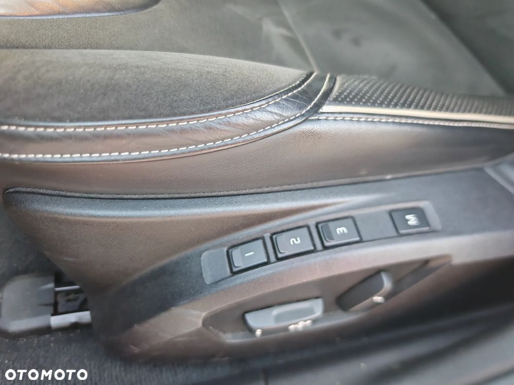 Volvo V40 T4 R Design - 11