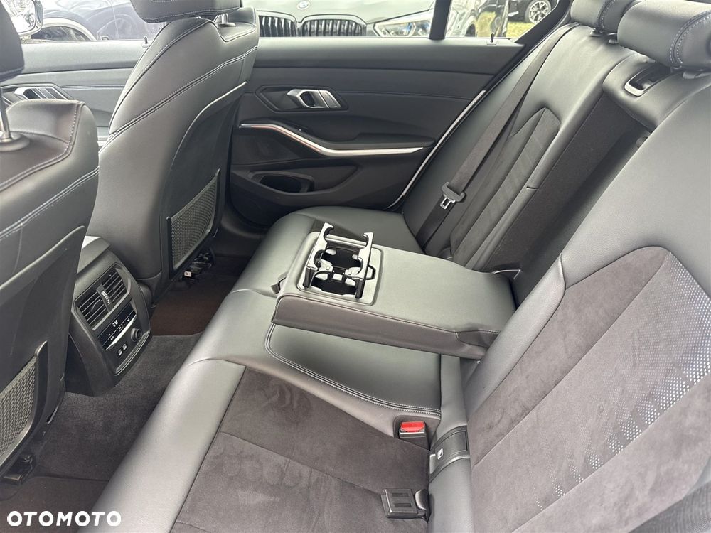 BMW Seria 3 320d xDrive - 14