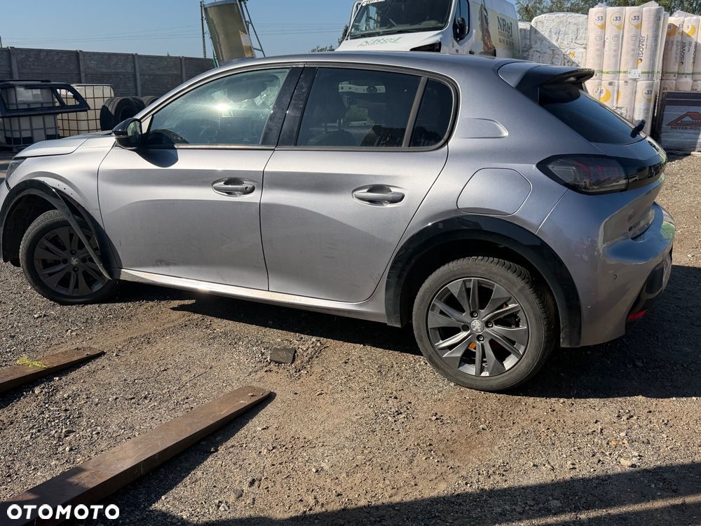 Peugeot 208 - 8