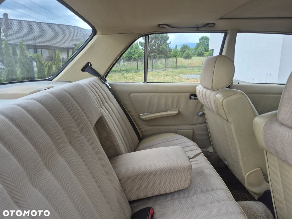 Mercedes-Benz W123 - 12