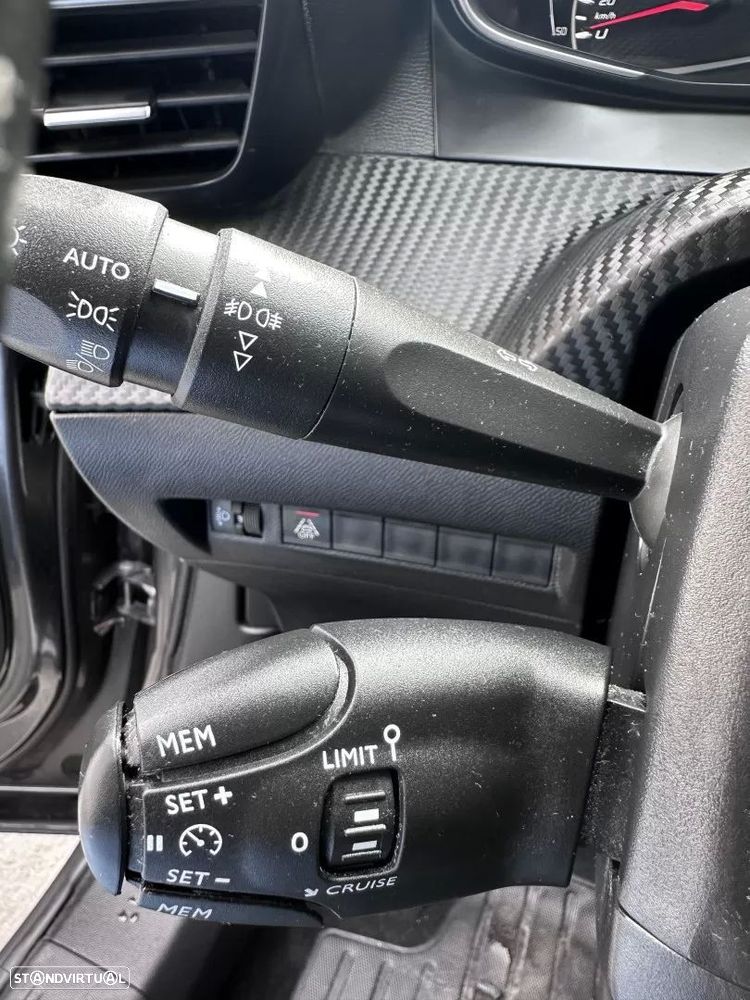 Peugeot 2008 1.2 PureTech Allure Pack - 26