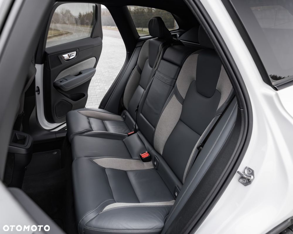 Volvo XC 60 B4 D Ultimate Dark - 29