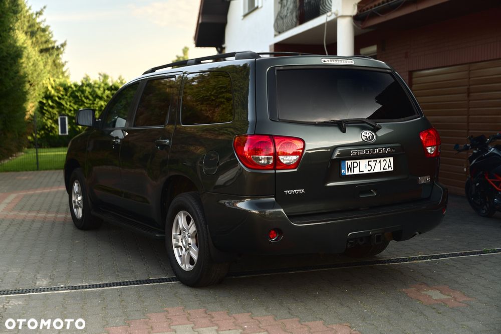 Toyota Sequoia - 8