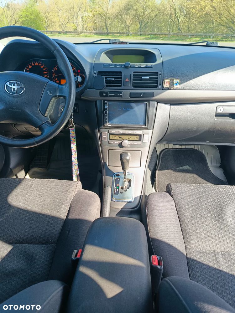 Toyota Avensis - 12