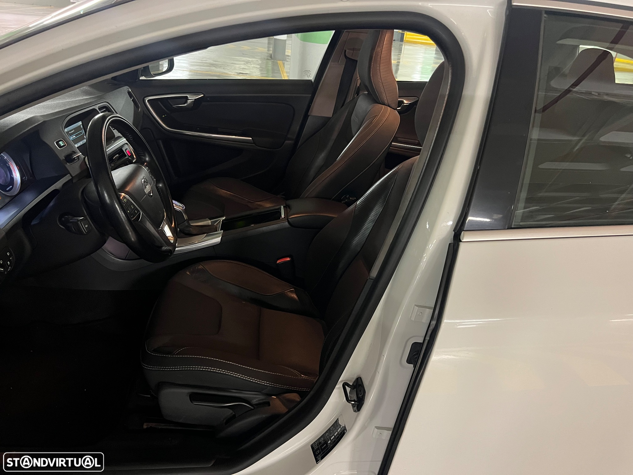 Volvo V60 1.6 D2 Drive R-Design Powershift Start/Stop - 11