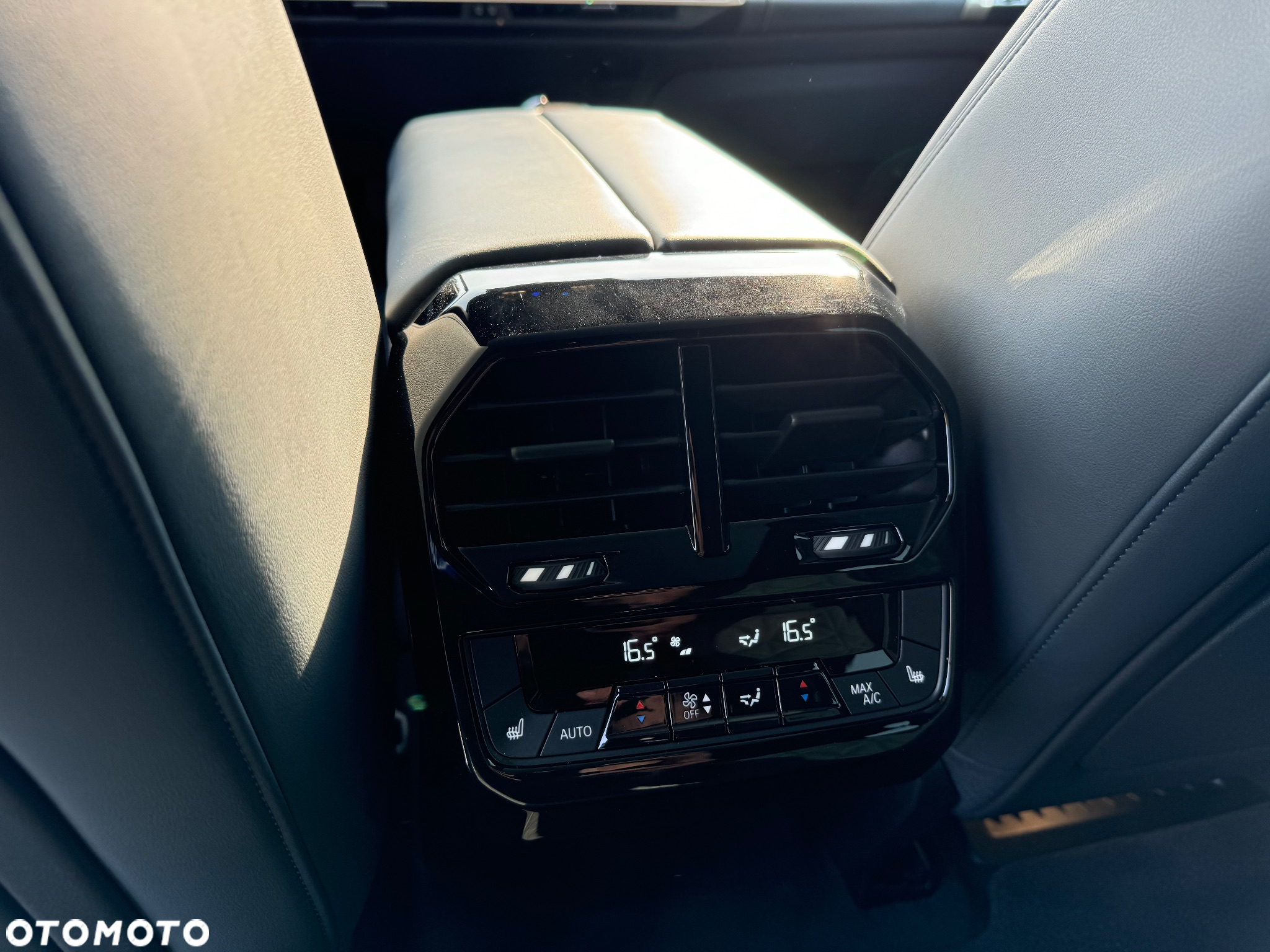 BMW iX xDrive40 76.6kWh Signature - 28