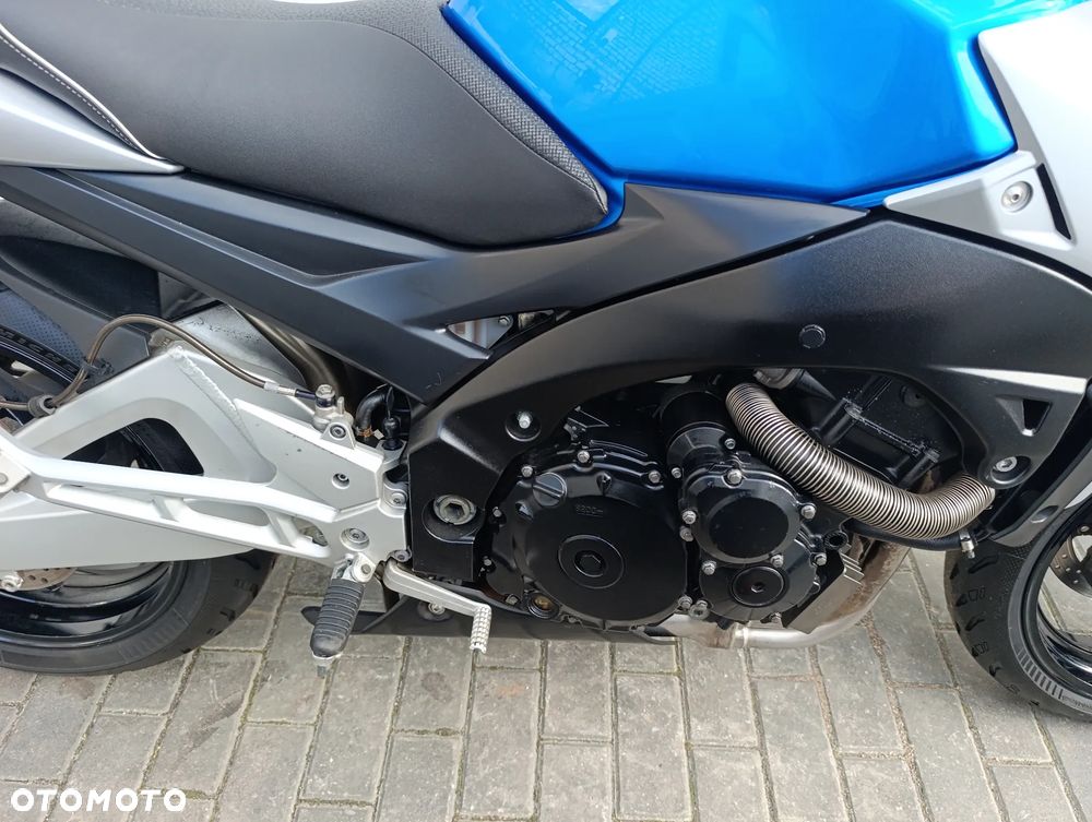 Suzuki GSR - 14