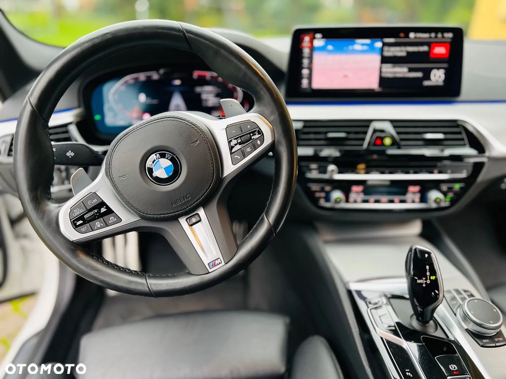 BMW Seria 5 530d xDrive Touring M Sport Edition - 24