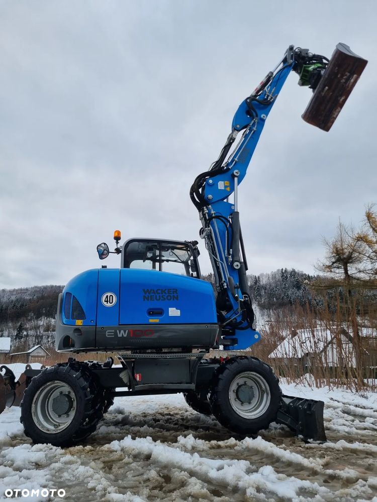Wacker Neuson EW100 Koparka Kołowa 11 ton. 3x Ramię +ROTOTIL z regulacją szybkości+ Skosowanie Hydr+Pompa ON Łyżki. z Norwegii Jak Nowa z salonu! 2086mtg PERKINS silnik. STABILIZATORY Klima. DEKRA 2026r. Książka serwisowa. Szybkozłącze Hydr. Opcja podpięcia samego wiertła do gleby. - 1