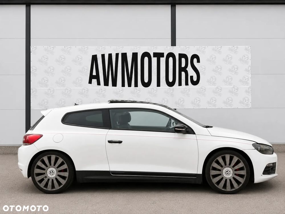 VOLKSWAGEN SCIROCCO 2009 *SAMOCHÓD NA CZĘŚCI* 5850  MASKA, LAMPA, DRZWI, LUSTERKO, ZDERZAK, GRILL, BŁOTNIK, KLAPA, BELKA, DESKA, FOTELE, KANAPA, ĆWIARTKA KIEROWNICA, TARCZE, ZACISKI, ZAWIESZENIE, KOMPLETNY PRZÓD, KOMPLETNY TYŁ, LICZNIK, ZEGARY, PRAWE LEWE PRZÓD TYŁ - 3