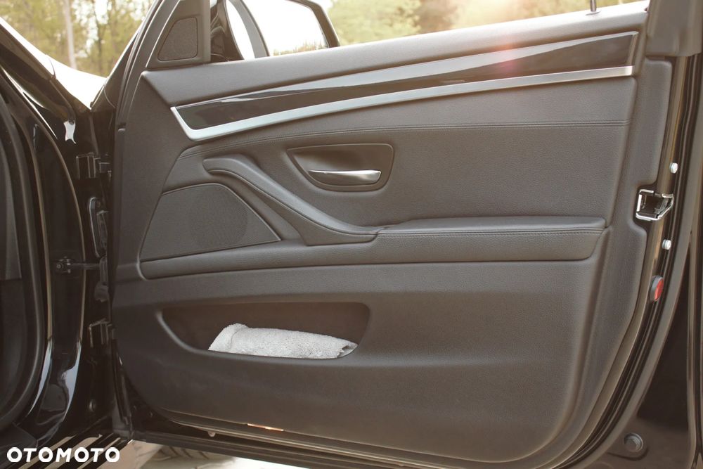 BMW Seria 5 528i Touring - 24