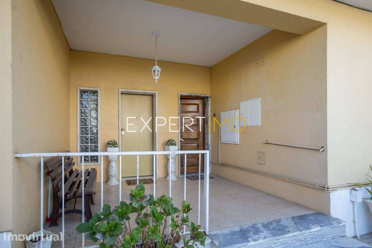 Apartamento T2 com Quintal Partilhado e Garagem de 55 m² - Grande imagem: 3/26