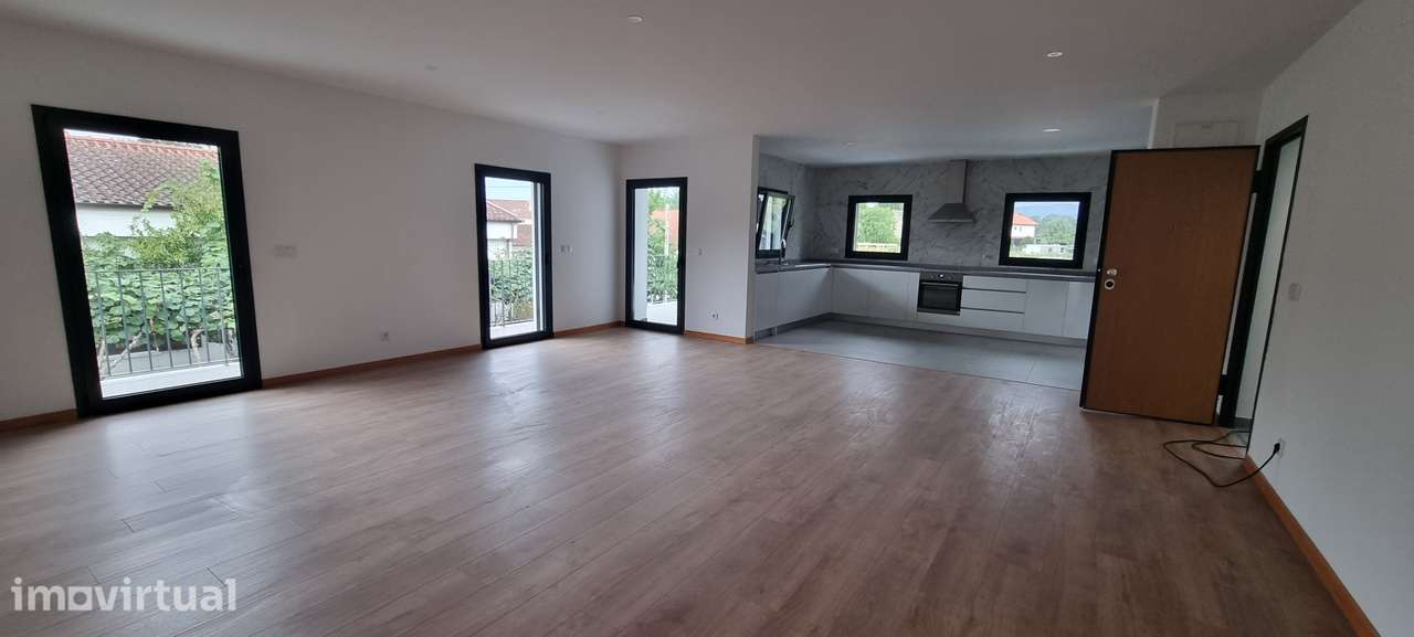 Apartamento T3 com garagem, varanda e ar condicionado - Grande imagem: 5/10