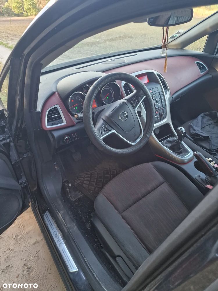 Opel Astra IV GTC 1.4 Active - 4