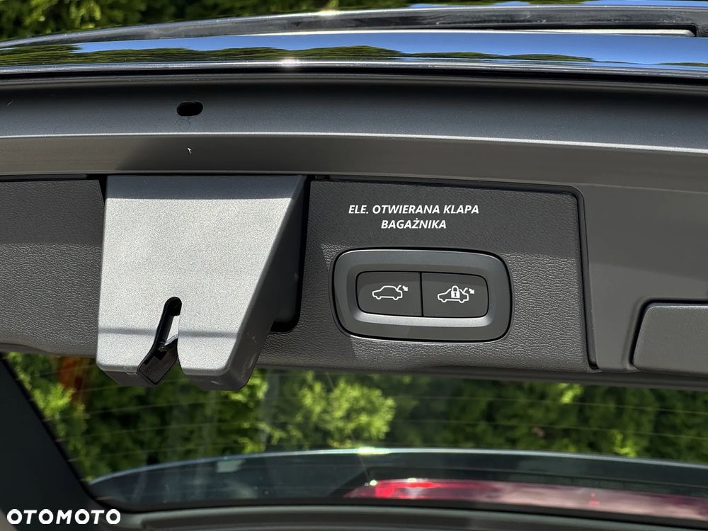 Volvo XC 60 B4 D AWD Plus Dark - 39