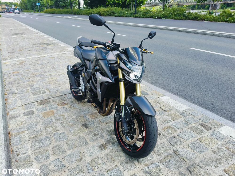 Suzuki GSR - 7