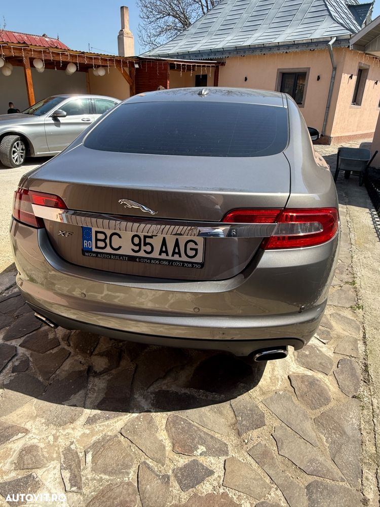 Jaguar XF 2.7D Luxury - 8