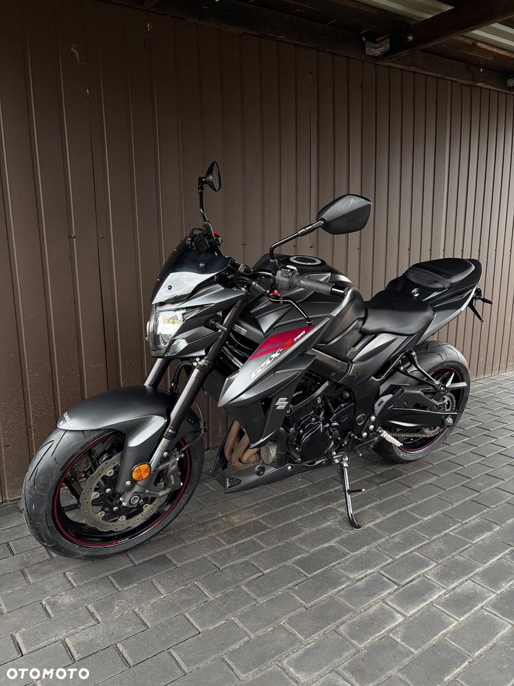Suzuki GSX - 32