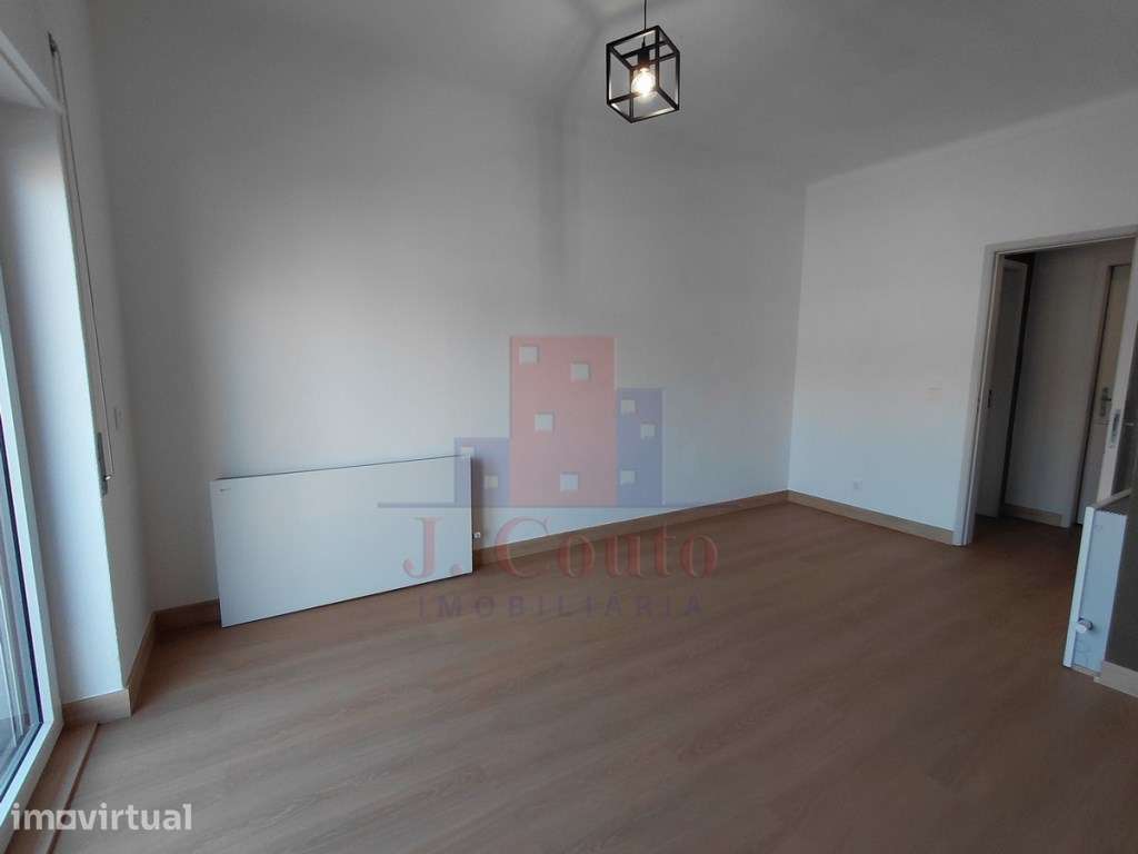 Apartamento T3 com quintal e espaço de estacionamento - Grande imagem: 3/33