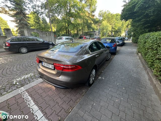 Jaguar XE 2.0 D Portfolio - 3