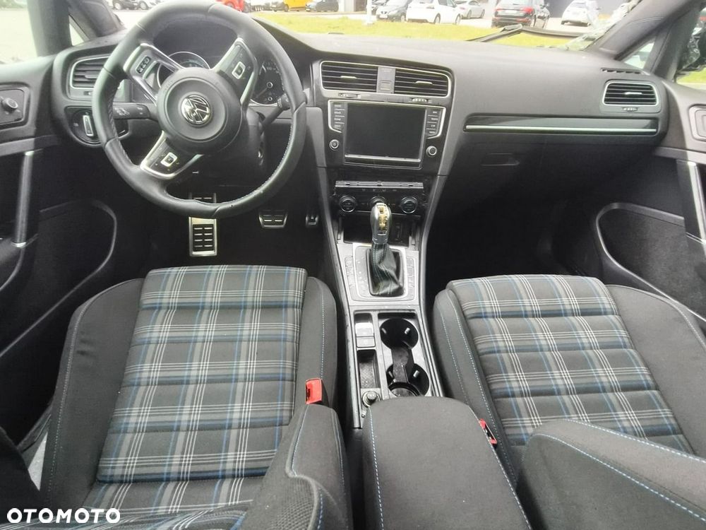 Volkswagen Golf - 4