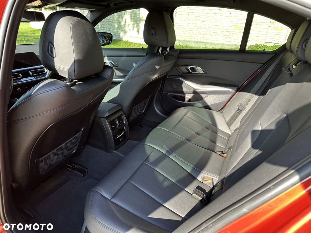 BMW Seria 3 330i Sport Line - 24