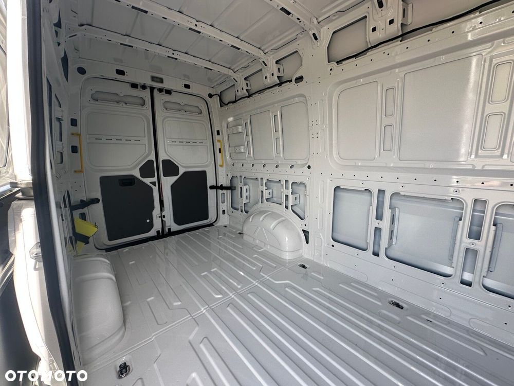 Volkswagen Crafter 35 2.0 TDI L3H3 177 KM AUTOMAT - 22