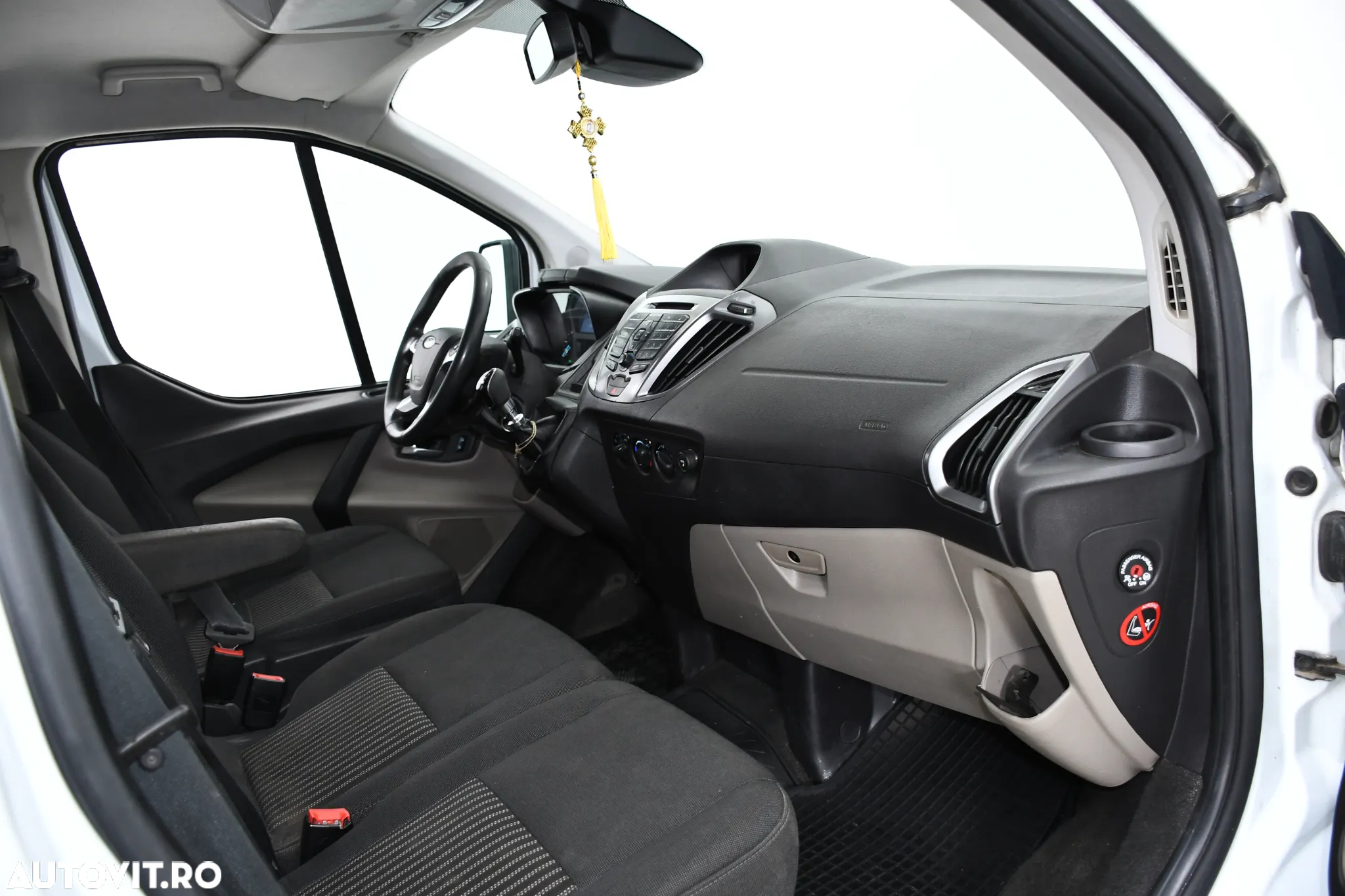 Ford Tourneo Custom - 13