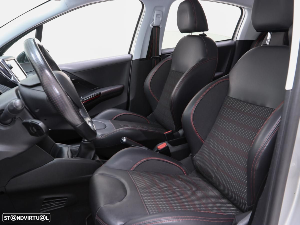 Peugeot 208 - 8