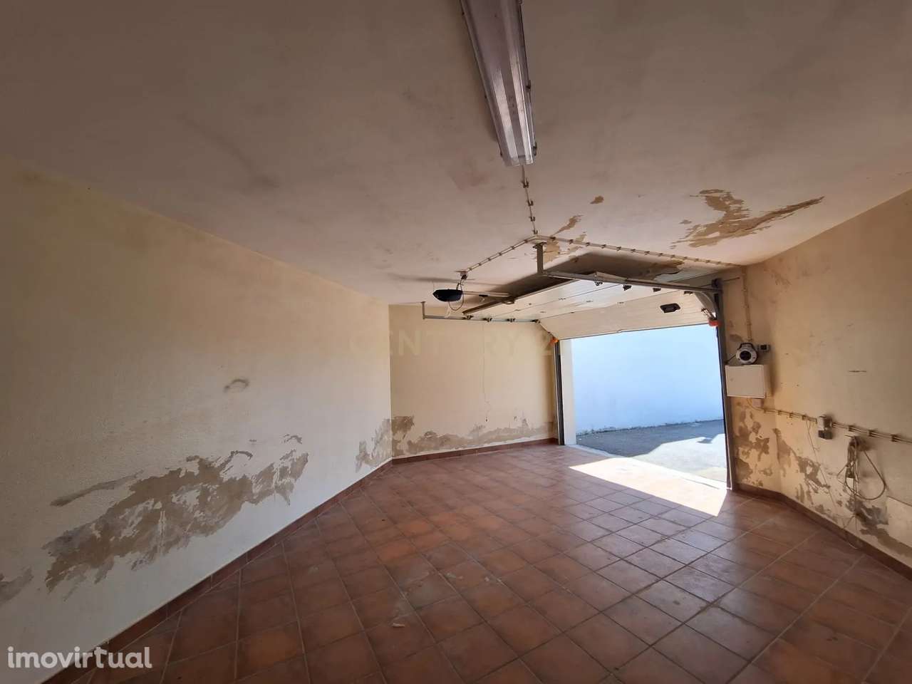 Garagem Independente com WC e Portão Elétrico – Montenegro, Faro - Grande imagem: 3/10