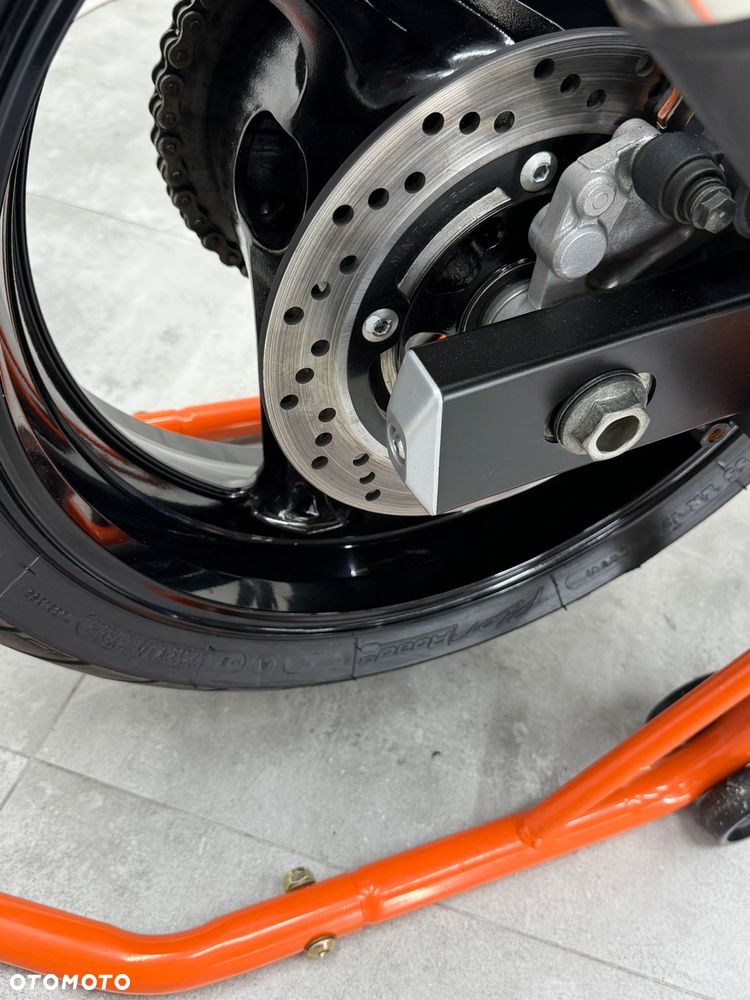 Suzuki GSR - 32