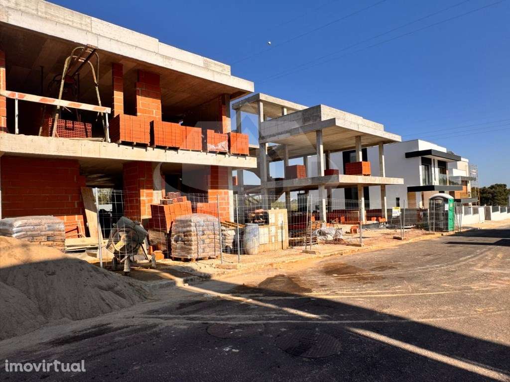 Moradia isolada T4 com 3 pisos, nos Terraços du Moulin, Vialonga - Grande imagem: 5/13