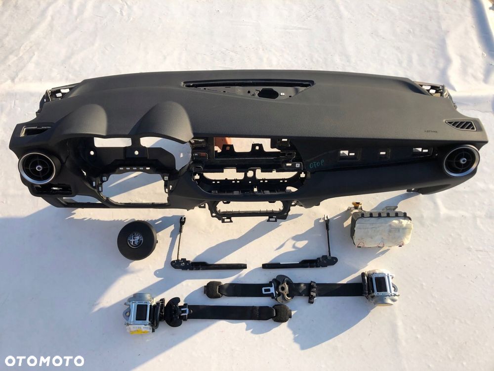 alfa roemo stelvio deska kokpit konsola poduszki - 2