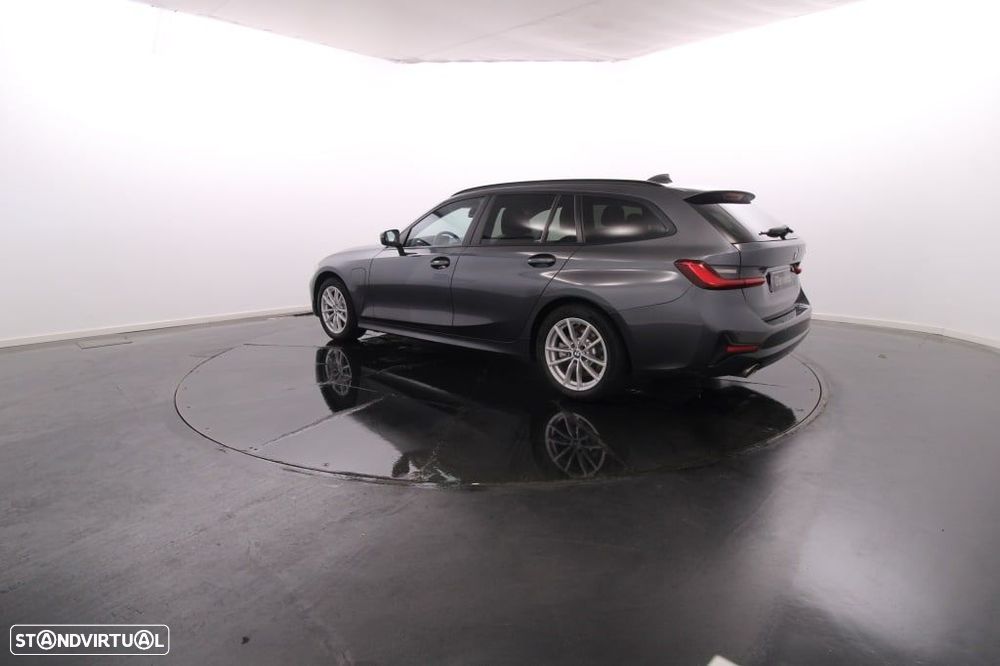 BMW 330 e Touring Auto - 4