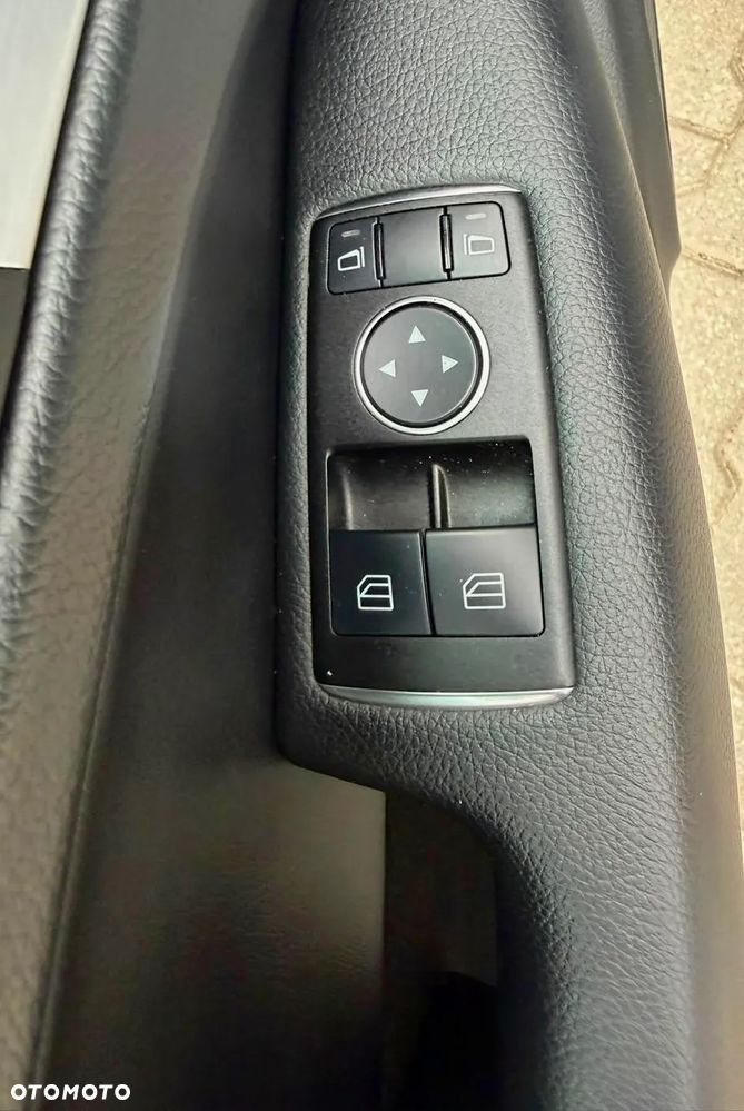 Mercedes-Benz Klasa C 180 BlueEFFICIENCY 7G-TRONIC - 25