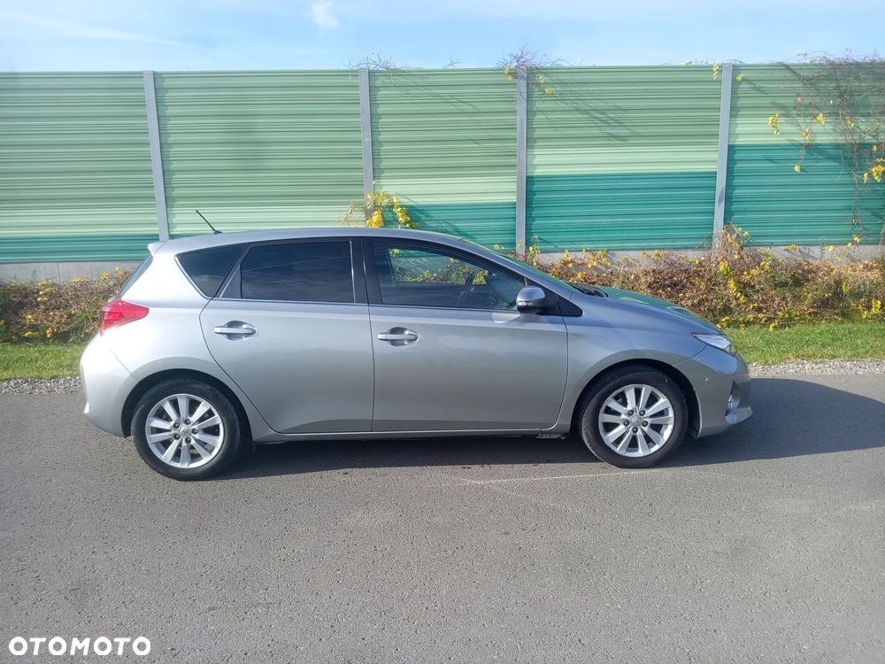 Toyota Auris 2013 photo 5