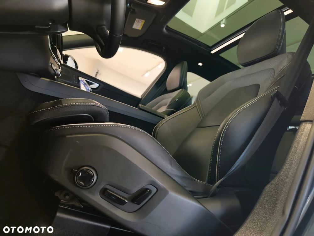 Volvo XC 60 B5 B AWD Ultimate Dark - 17