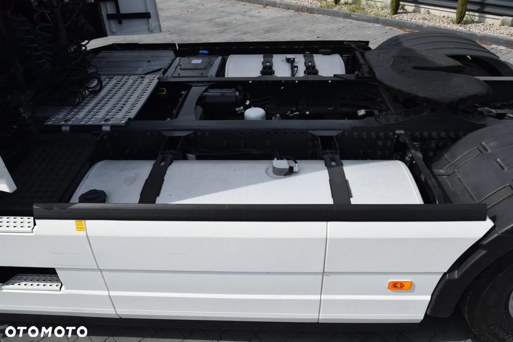 Volvo FH500 / EURO 6 / KLIMATYZACJA POSTOJOWA / ACC / LEDY / 2 ZBIORNIKI / FULL SPILERY / SERWISOWANY / SPROWADZONY - 16